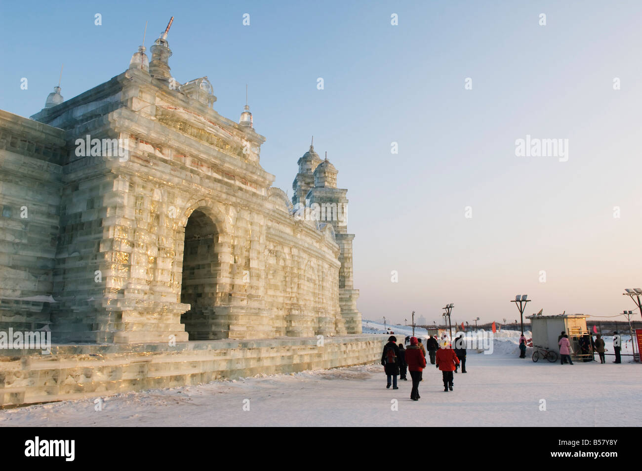 Touristen zu Fuß vorbei an den Schnee und Eis-Skulpturen an der Ice Laternenfest, Harbin, Provinz Heilongjiang, China Stockfoto