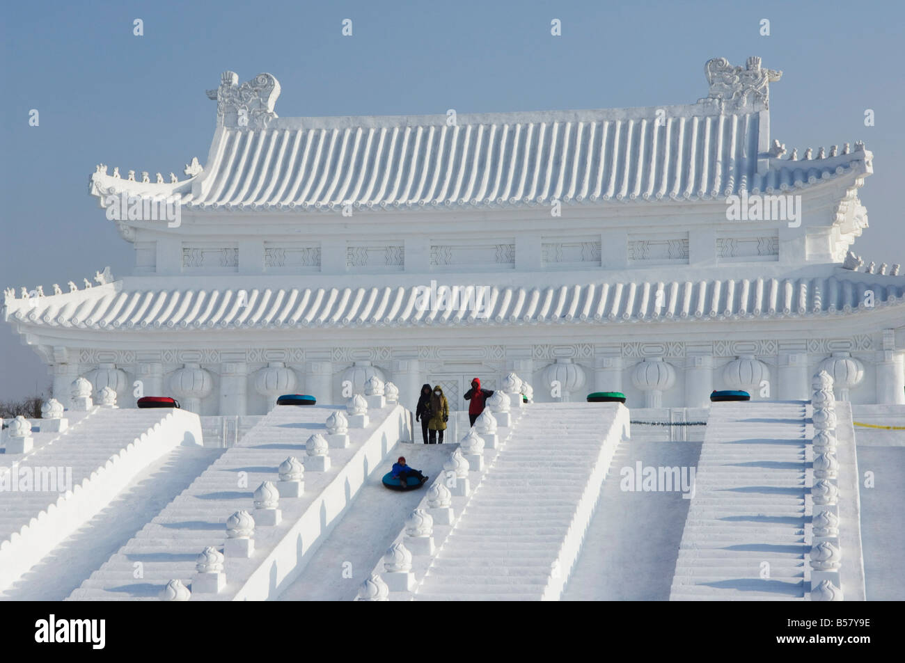 Junge rutschen nach unten eine riesige Replik Skulptur von Peking die Verbotene Stadt, Harbin, Heilongjiang, China Stockfoto