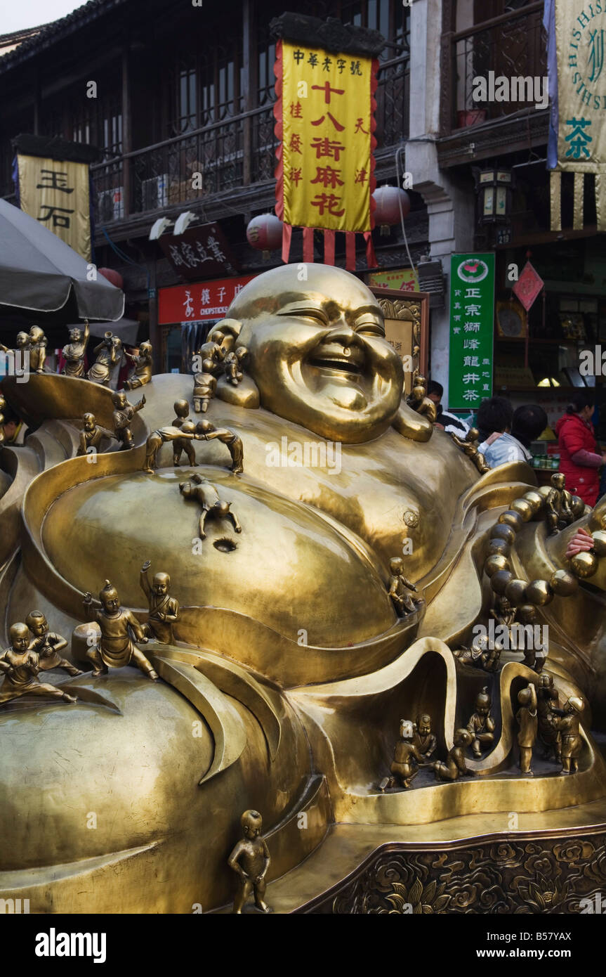 Goldene Statue ein liegender laughing Buddha, Qinghefang Old Street in Wushan Bezirk Hangzhou, Zhejiang Province, China Stockfoto