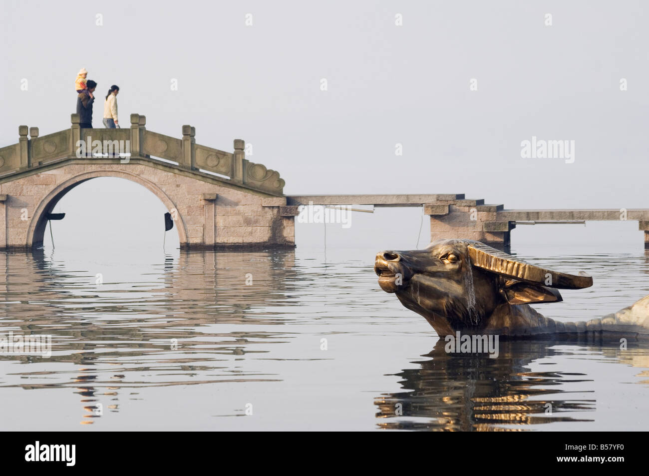 Statue von einem goldenen Wasserbüffel in den Gewässern der Westsee, Hangzhou, Zhejiang Provinz, China, Asien Stockfoto