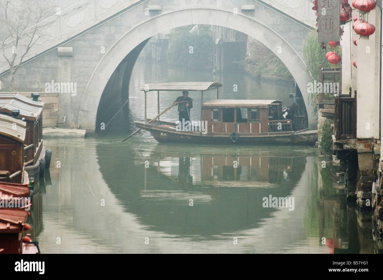 Traditionelle Stein gewölbten Brücke und Fluss Boot in Shantang Wasser Stadt Suzhou, Provinz Jiangsu, China, Asien Stockfoto
