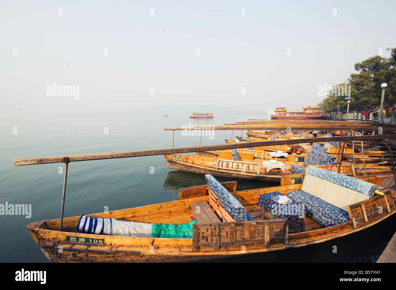 Boote auf dem Wasser des West Lake, Hangzhou, Zhejiang Provinz, China, Asien Stockfoto