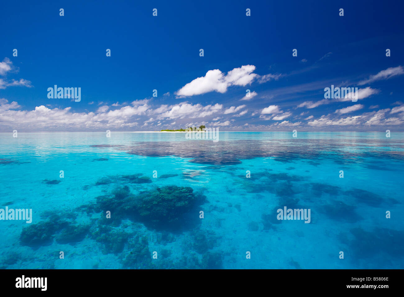 Tropische Insel umgeben von Lagune, Malediven, Indischer Ozean, Asien Stockfoto