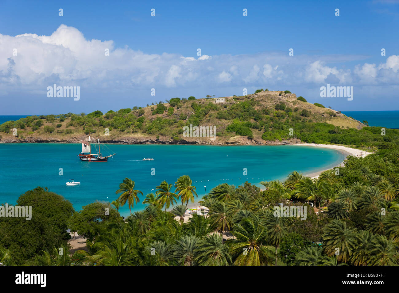 Erhöhten Blick über Deep Bay, nahe der Stadt von St. John's, Antigua, Leeward-Inseln, West Indies, Karibik, Mittelamerika Stockfoto