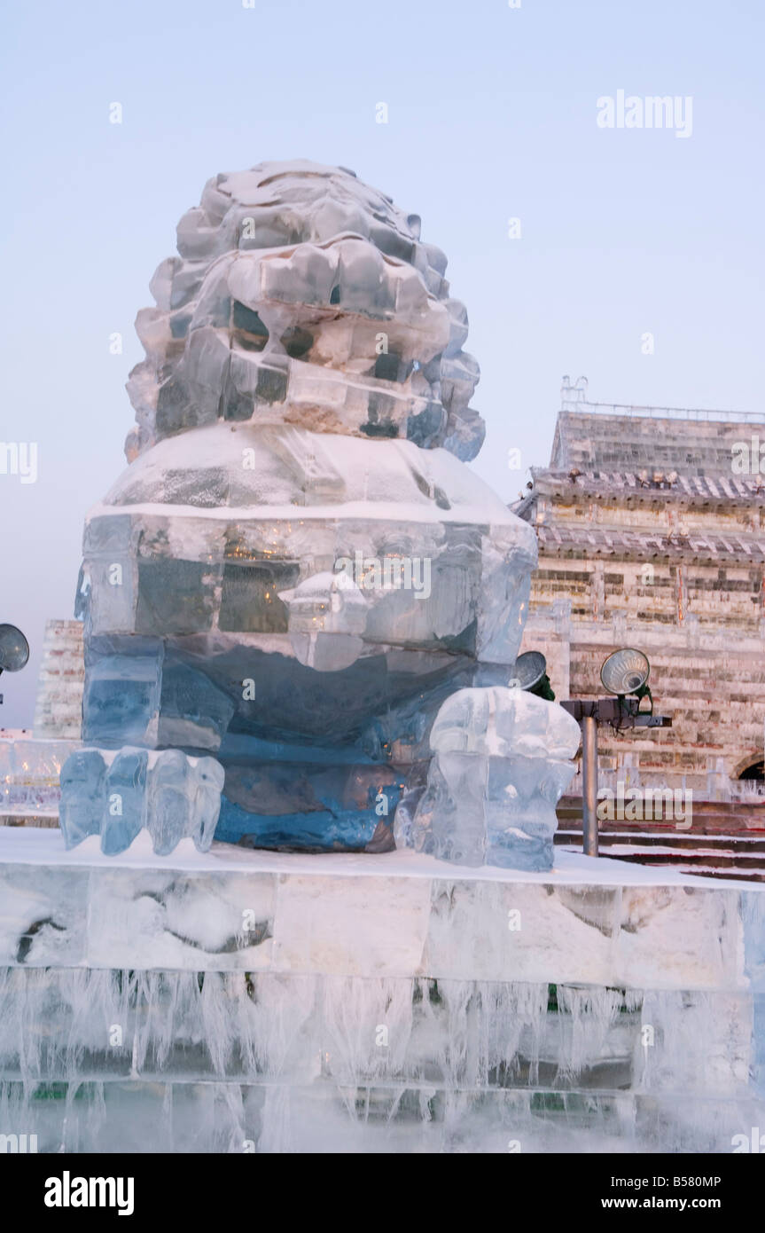 Eine traditionelle chinesischen Löwen Eisskulpturen an der Ice Laternenfest, Harbin, Heilongjiang Provinz Nordost-China, China Stockfoto