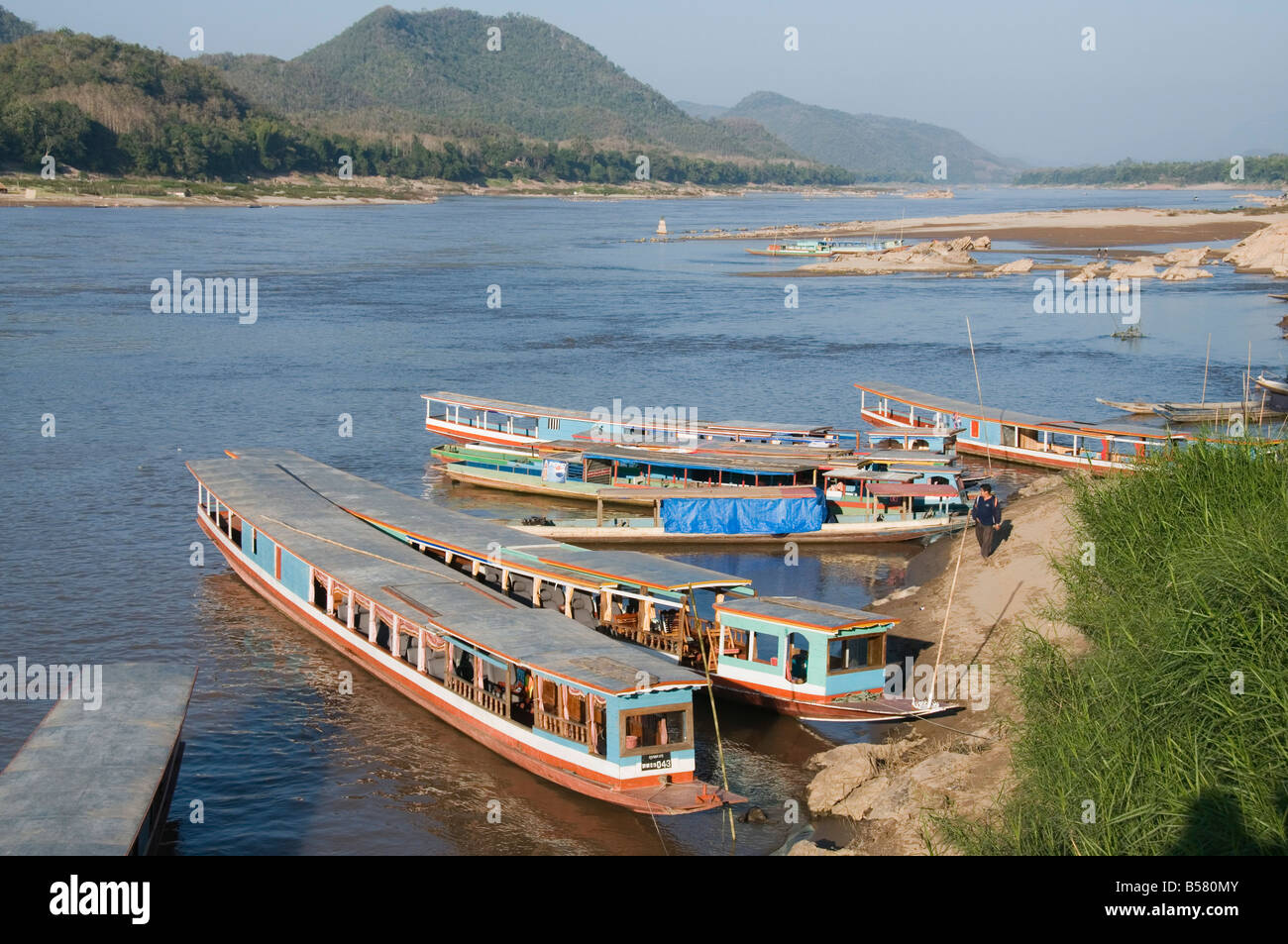 Ausflugsboote zu den Pak Ou Höhlen, Mekong River in der Nähe von Luang Prabang, Laos, Indochina, Südostasien, Asien Stockfoto