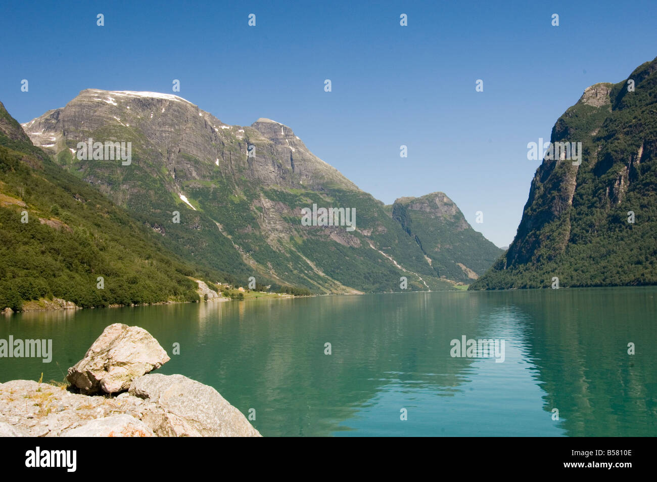 Die grünen Gletschersee über Olden, Fjordland, Norwegen, Skandinavien, Europa Stockfoto