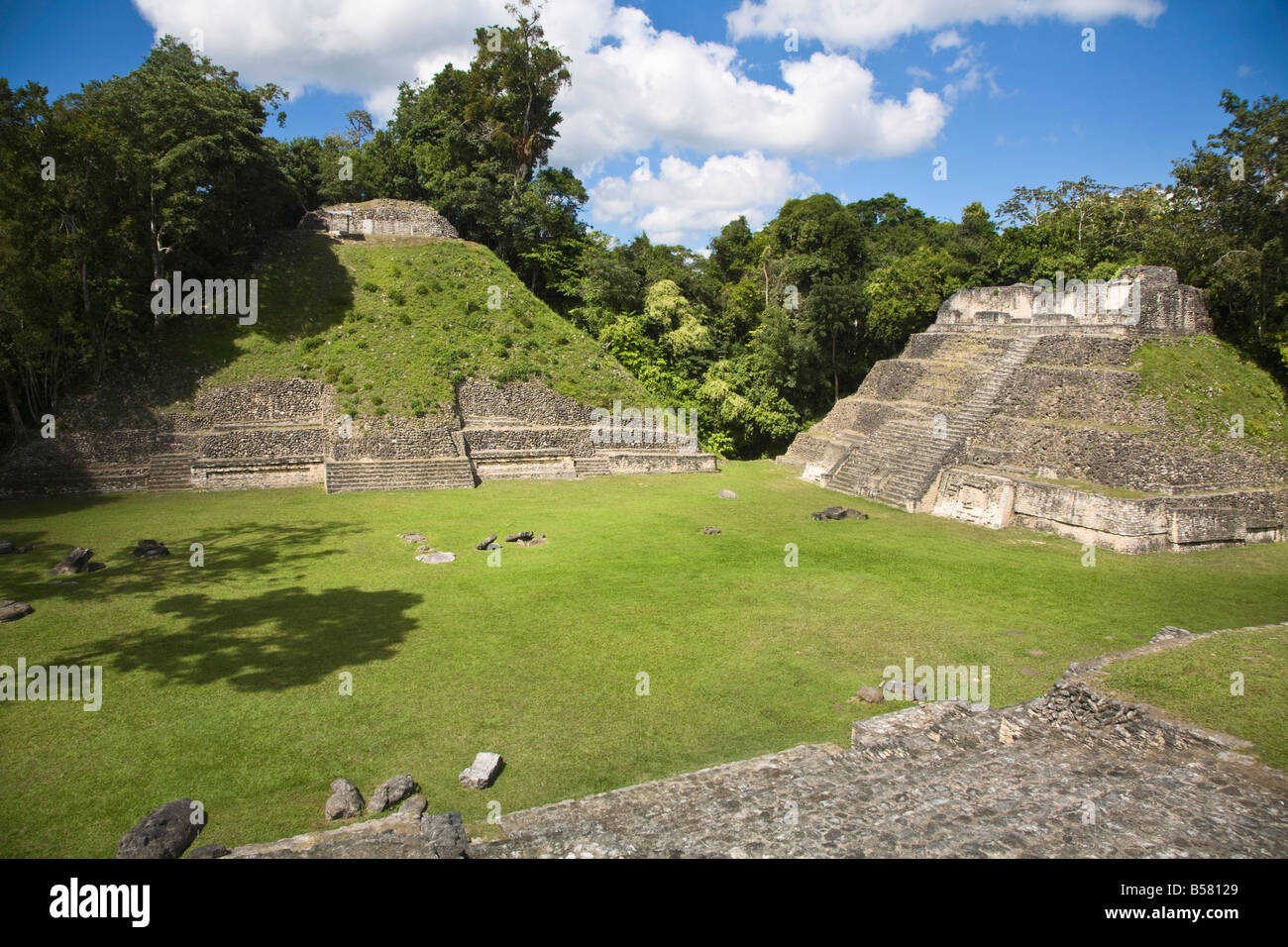 Plaza A Tempel, Maya-Ruinen, Caracol, Belize, Mittelamerika Stockfoto
