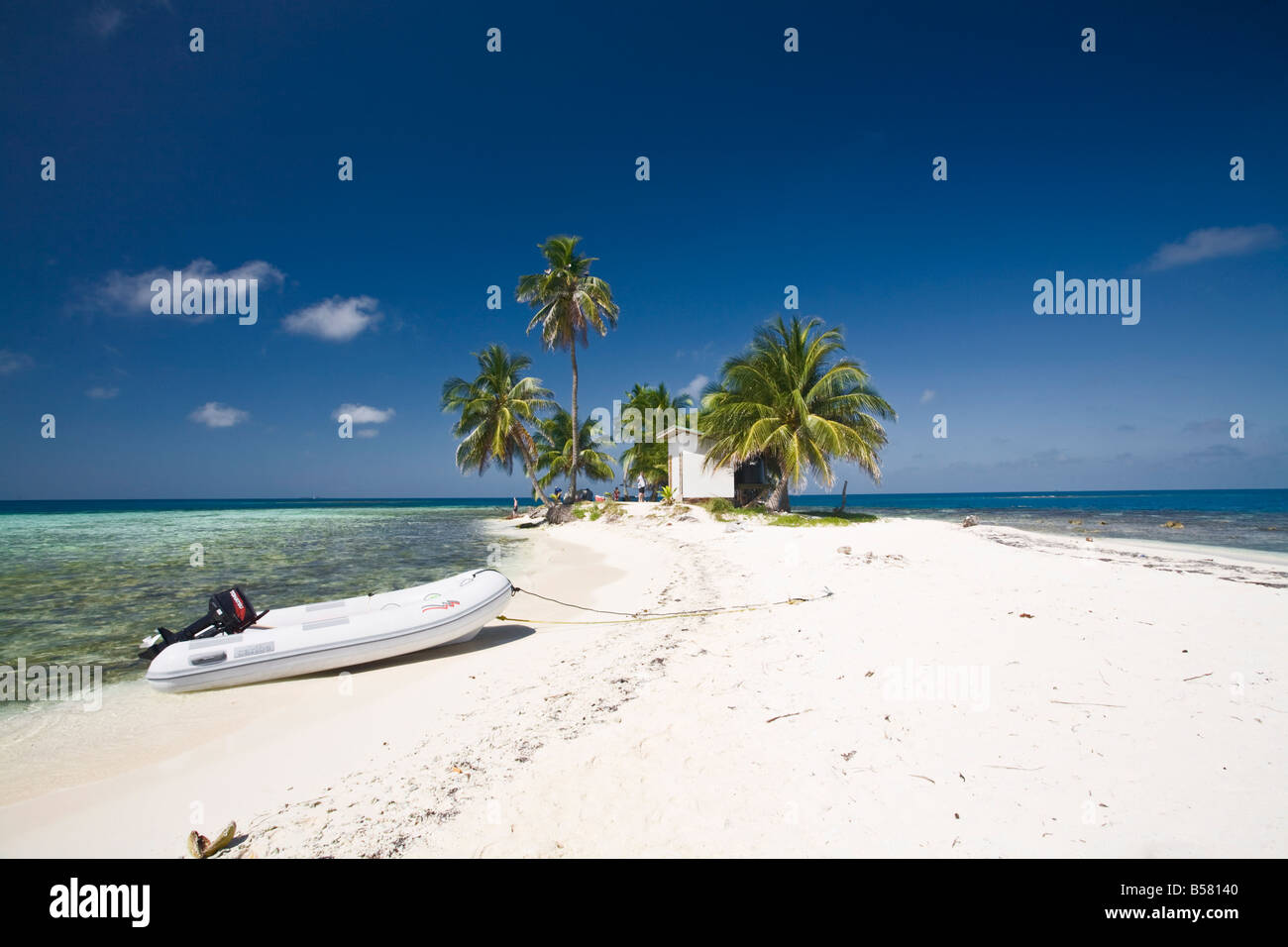 Beiboot auf Strand, Seide Caye, Belize, Mittelamerika Stockfoto