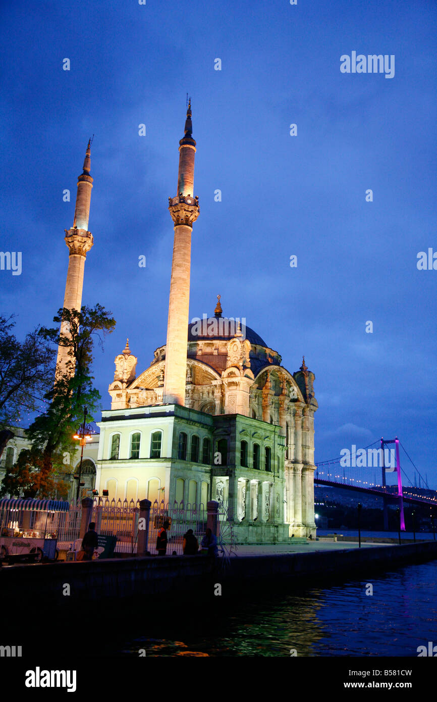 Ortakoy Mecidiye-Moschee und die Bosporus-Brücke, Istanbul, Türkei, Europa Stockfoto