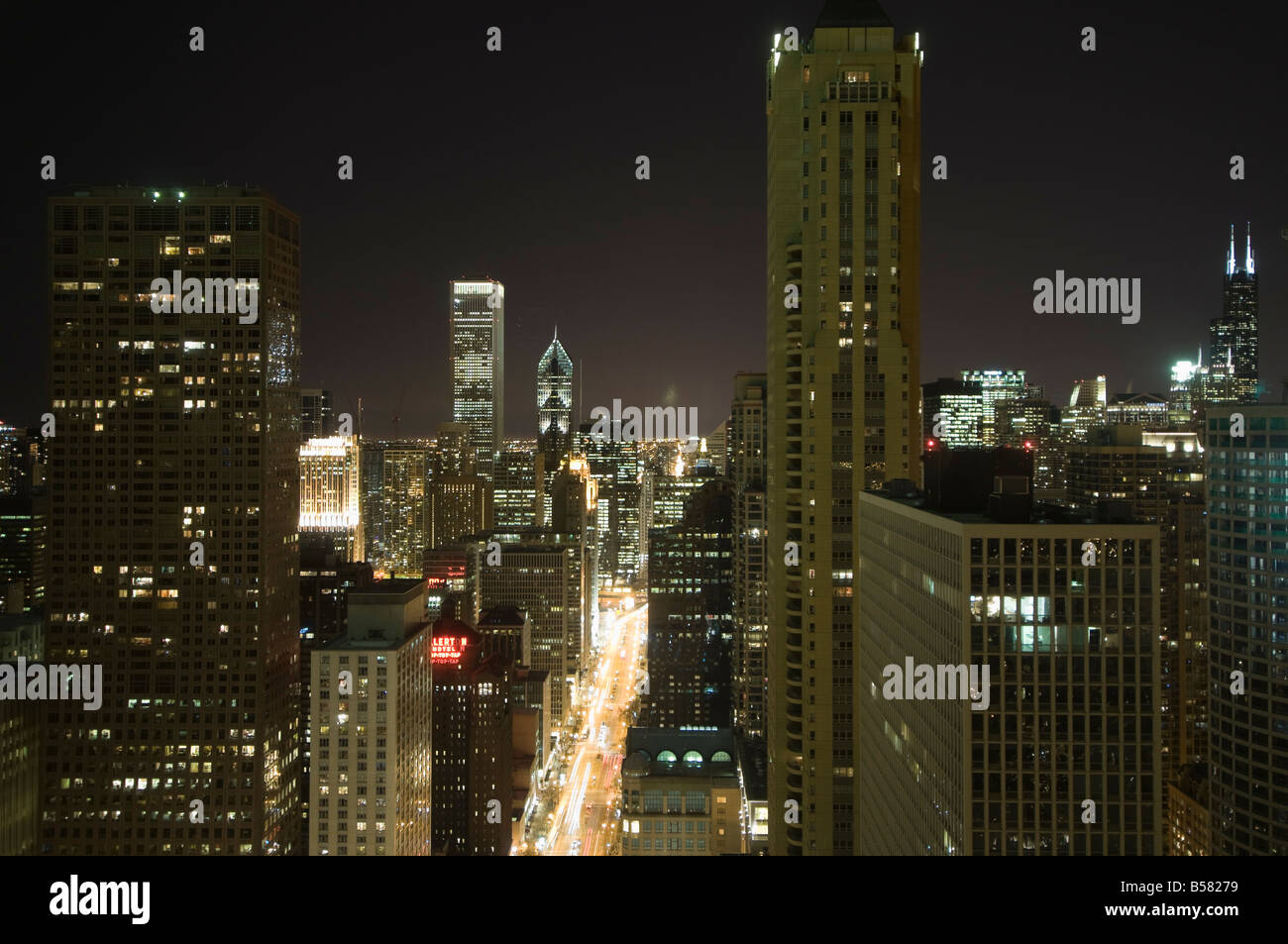 Nachtaufnahme von der Magnificent Mile, genommen vom Hancock Building, Chicago, Illinois, Vereinigte Staaten von Amerika, Nordamerika Stockfoto