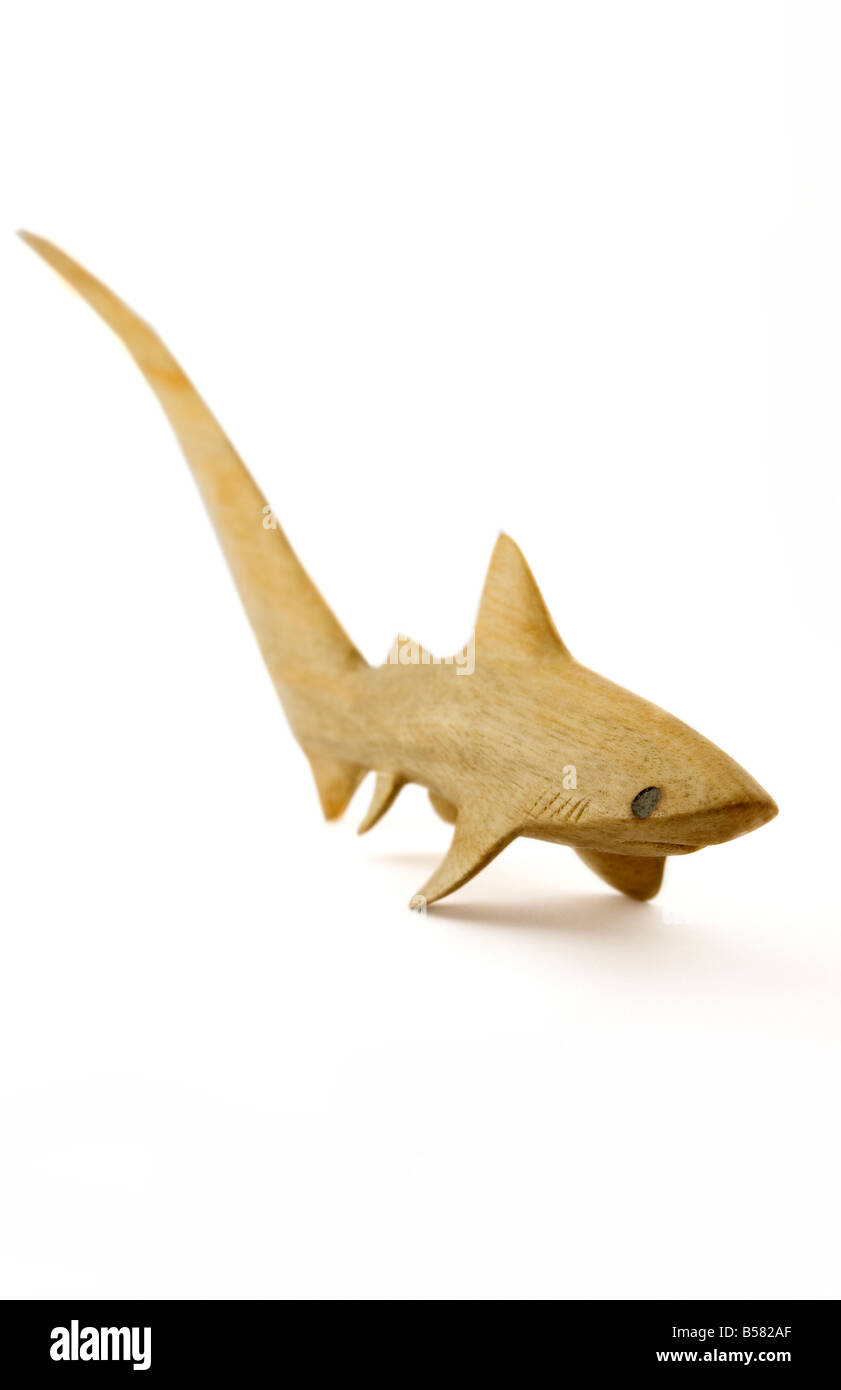 Hölzerner Thresher Shark Ornament auf weißem Hintergrund Stockfoto