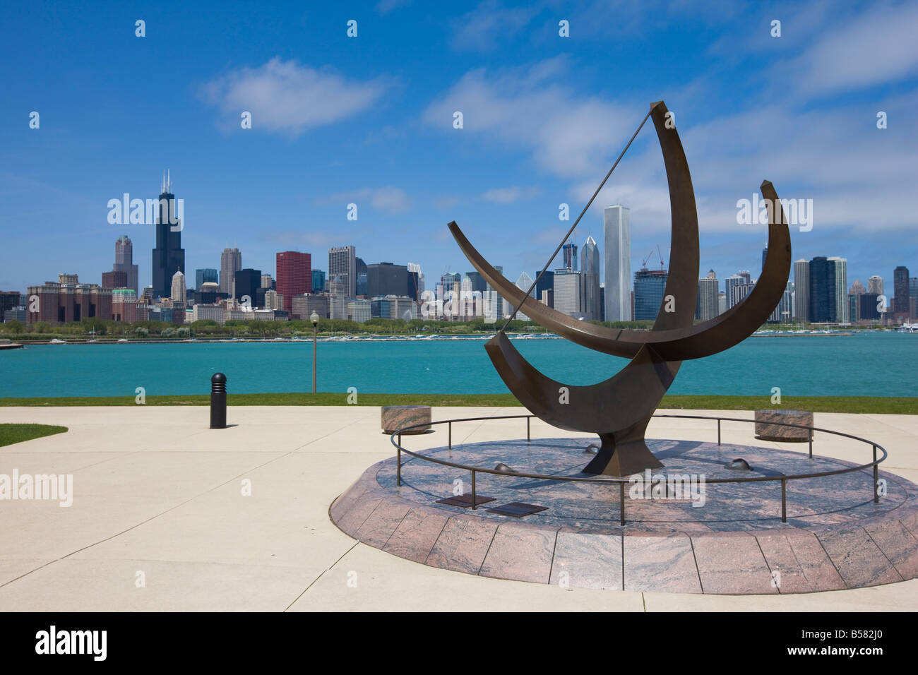 Sonnenuhr Bildhauerei an der Adler-Planetarium und Stadt Skyline, Chicago, Illinois, Vereinigte Staaten von Amerika, Nordamerika Stockfoto