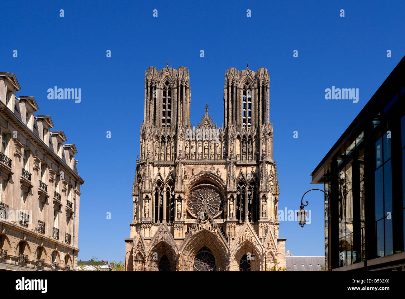 Kathedrale von Reims Notre Dame zur blauen Stunde. Abends bunte Beleuchtung  der Fassade. Reims, Champagne, Frankreich Stockfotografie - Alamy