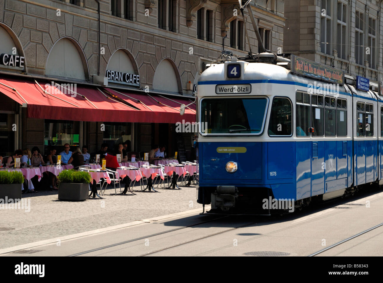 Straßenbahn und Restaurant, Zürich, Schweiz, Europa Stockfoto