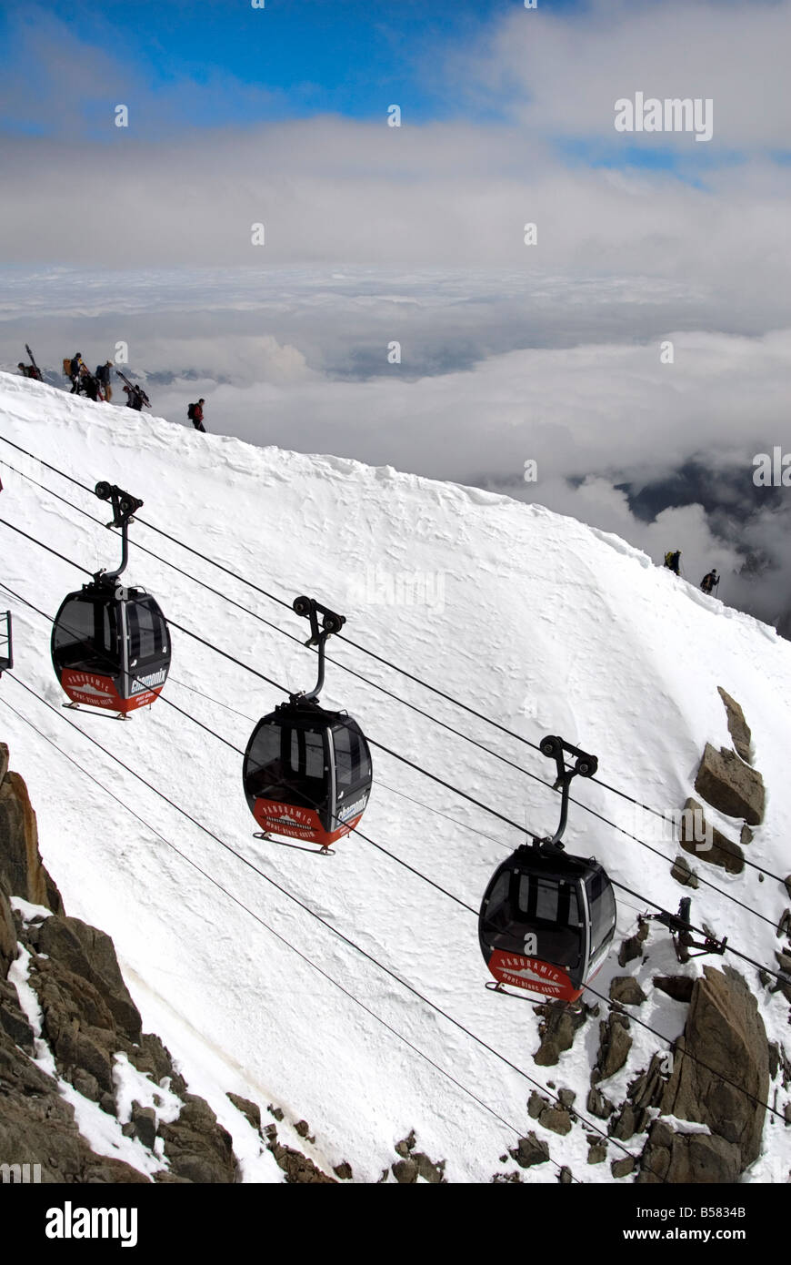 Seilbahn Aiguille du Midi nähert sich Gipfel, Chamonix-Mont-Blanc, Französische Alpen, Frankreich, Europa Stockfoto