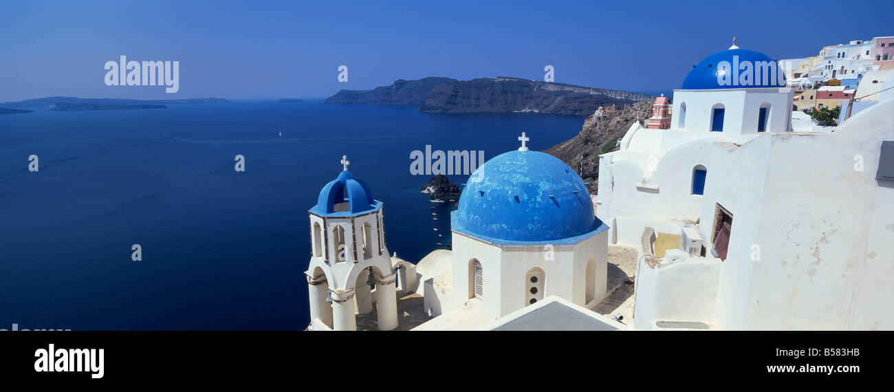 Dorf von Oia mit Kirchen mit blauen Kuppeln und weiß getünchten Gebäuden, Santorini, Cyclades, griechische Inseln, Griechenland, Europa Stockfoto