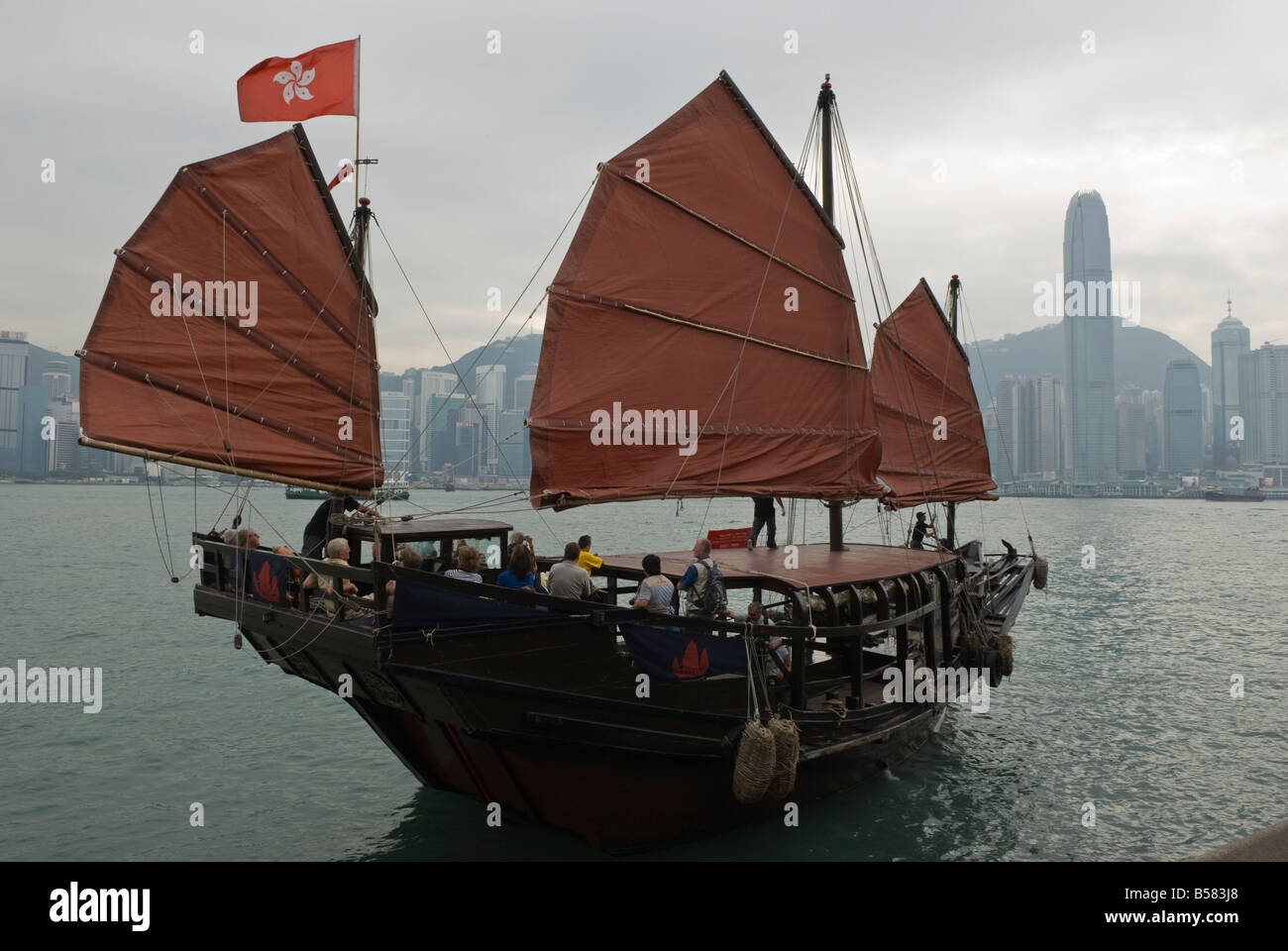 Eines der letzten verbleibenden chinesischen Segeln Dschunken auf Victoria Harbour, Hongkong, China, Asien Stockfoto