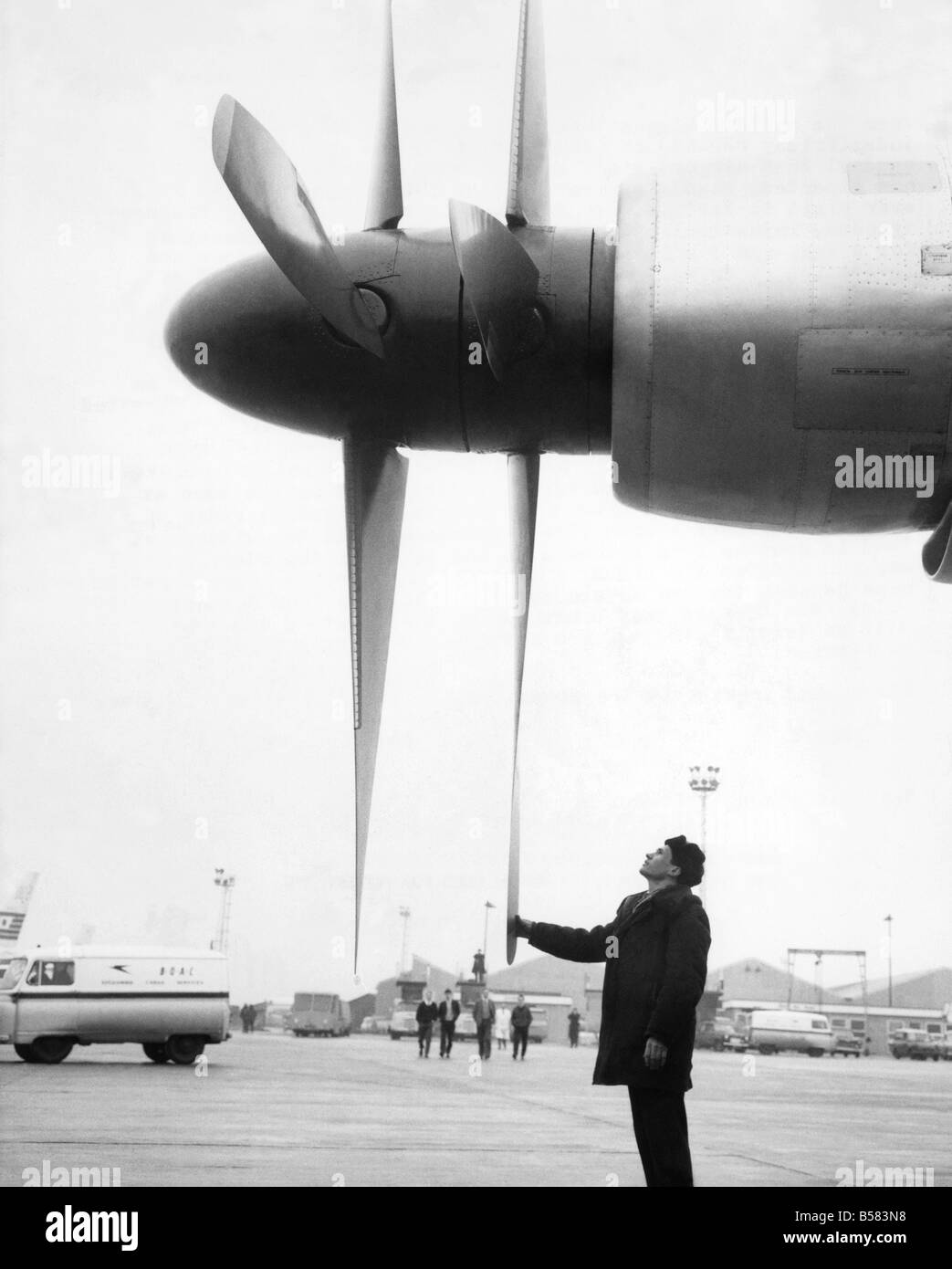 Als größte Verkehrsflugzeug der Welt in London am Flughafen landete heute (Freitag, 2. August 63) es erwies sich als eine noch größere Handvoll als Mitarbeiter des Flughafens und Reichsluftfahrtministerium Beamten erwartet hatte. Russlands riesige Tupolev TU114 kam - seinen ersten Besuch ot Britain - für eine Woche - Ende Festmahl in Moskau zu einer privaten Party von 170 Wirtschaftsmagnat, industriellen, Bankiers und Werbung Magnaten. Februar 1963 P003961 Stockfoto
