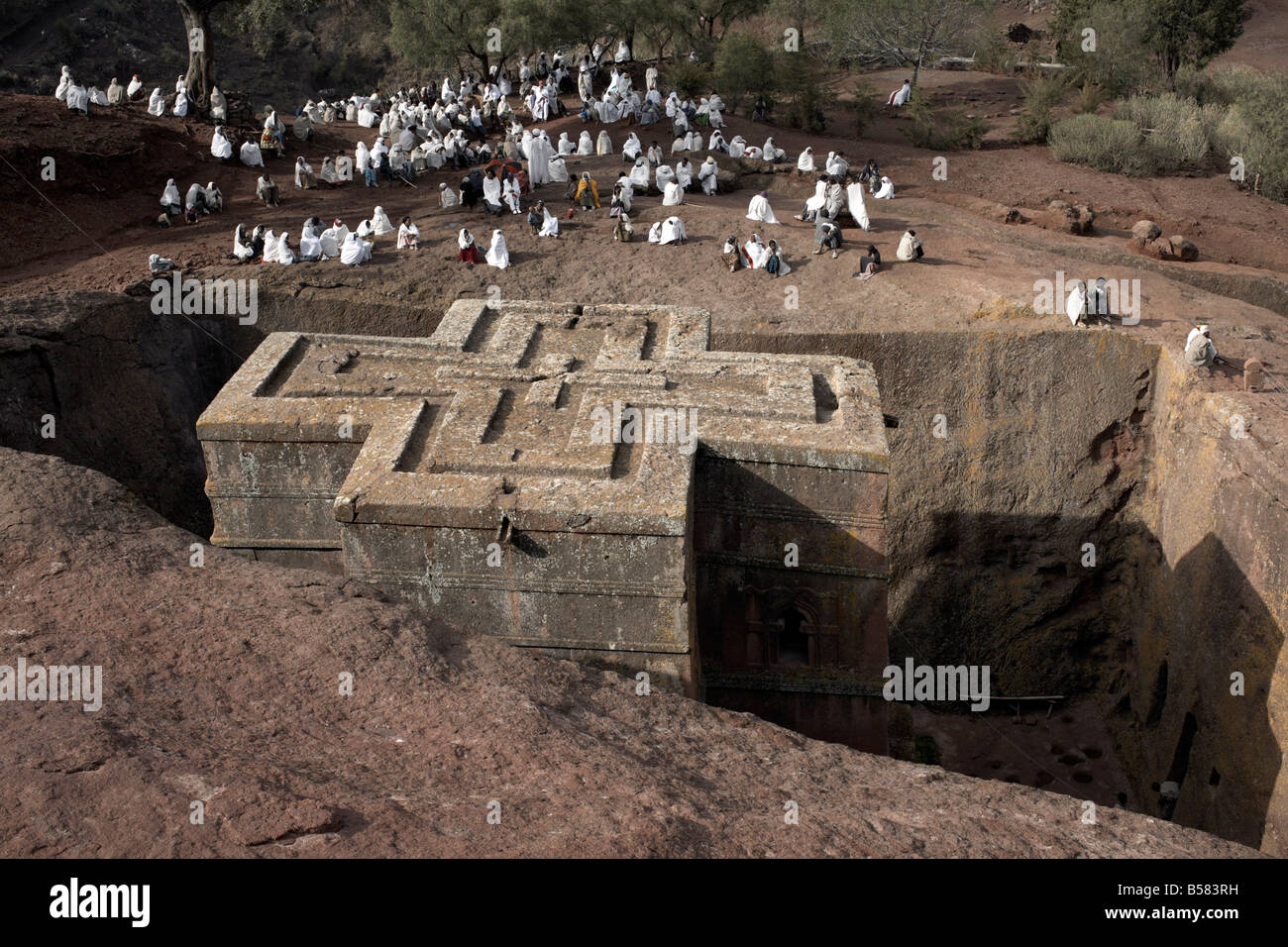 Sonntagsmesse feiert man an die Felsen gehauene Kirche von Bet Giyorgis, in Lalibela, UNESCO-Weltkulturerbe, Äthiopien Stockfoto
