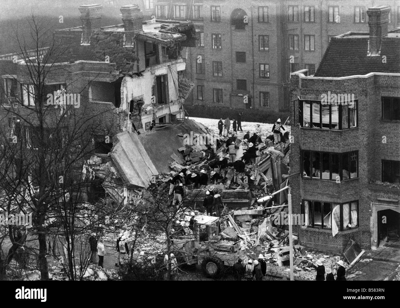 Putney Gasexplosion: Acht Menschen sterben bei einer Gasexplosion in London gestern Morgen. Sieben weitere Menschen wurden verletzt in der Explosion, die einen Block von Wohnungen drei Stockwerke hoch, in Putney zerstört. Die Explosion wird geglaubt, durch ein Netz-Gas-Leck verursacht durch die jüngsten Kälte gewesen zu sein. November 1985 P004456 Stockfoto