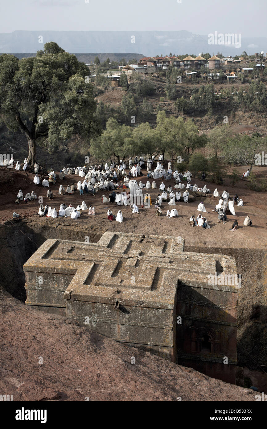 Sonntagsmesse gefeiert an die Felsen gehauene Kirche von Bet Giyorgis (St. Georg), in Lalibela, UNESCO-Weltkulturerbe, Äthiopien Stockfoto