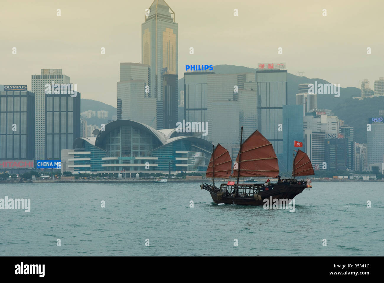 Eines der letzten verbleibenden chinesischen Segeln Dschunken auf Victoria Harbour, Hongkong, China, Asien Stockfoto