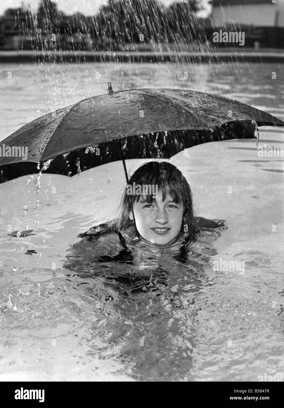 Diese Urlauber ist entschlossen, das Beste aus ihren Urlaub was auch immer das Wetter machen. August 1965 P005414 Stockfoto