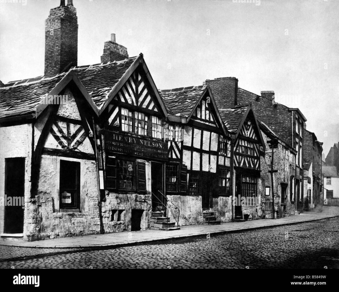 Alte Häuser am Salford Cross, 1875. Juli 1956 P005423 Stockfoto