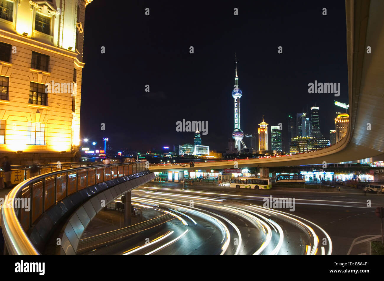 Auto leichte Wanderwege auf den Bund und den Oriental Pearl Tower beleuchtet in Pudong new Area, Shanghai, China, Asien Stockfoto