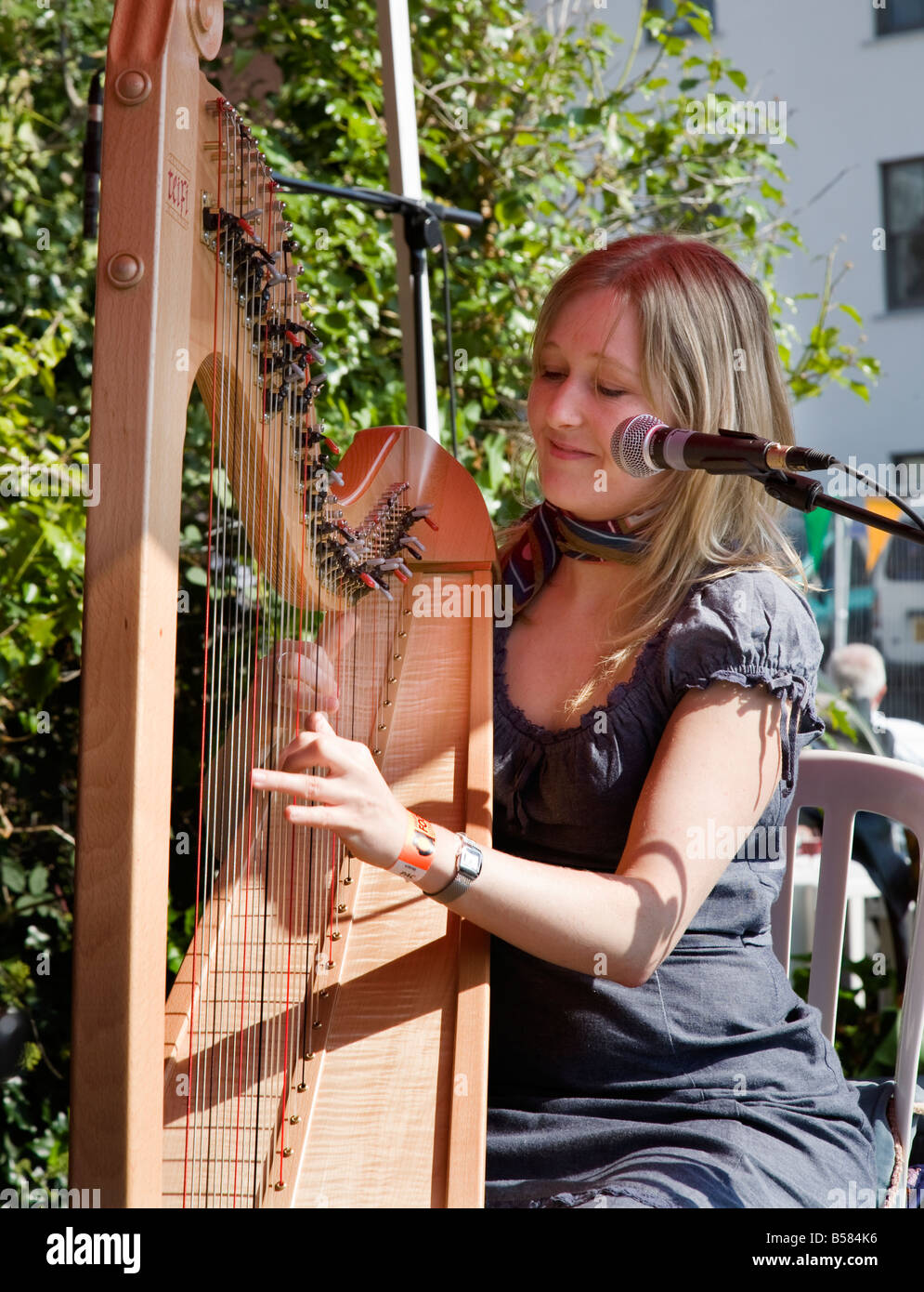 Bethan Nia Pwith Mikrofon Verlegung Harfe in Abergavenny Food Festival Wales UK Stockfoto