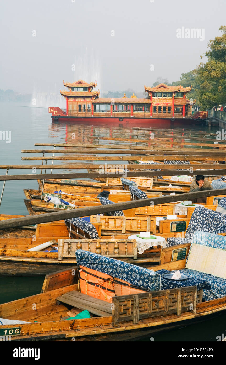 Boote auf dem Wasser des West Lake, Hangzhou, Zhejiang Provinz, China, Asien Stockfoto