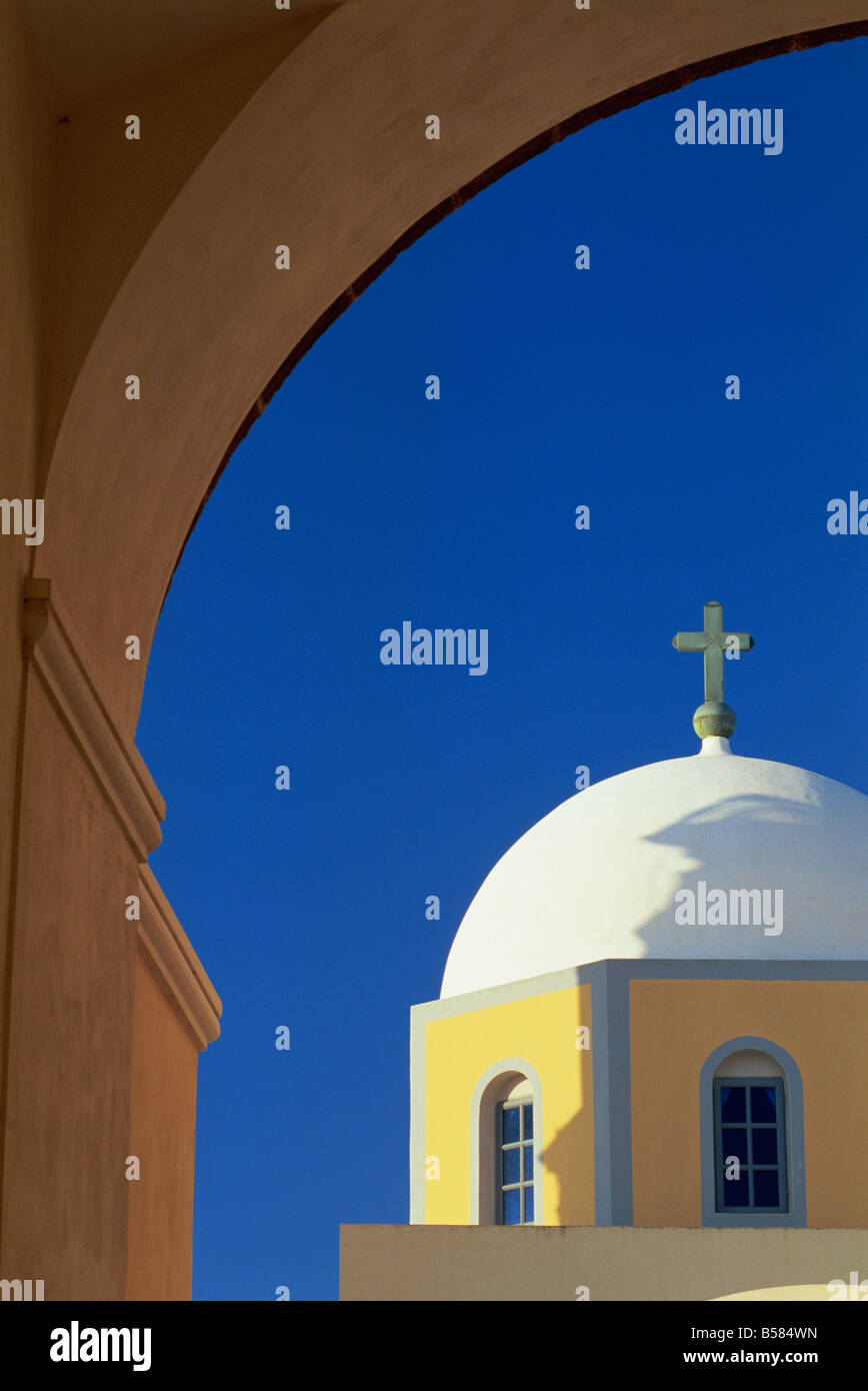 Kirche Dom und Bogen, Fira, Santorini, Cyclades, griechische Inseln, Griechenland, Europa Stockfoto