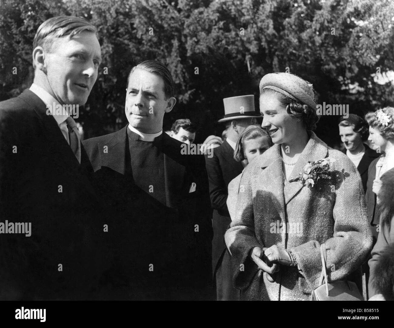 Peter kann mi. Die Hochzeit von Peter May, England und Surrey cricket Captain und Miss Virginia Gilligan, 24, älteste Tochter des ehemaligen Susses Kapitän Harold Gilligan und Frau Gilligan von Franklins, Shamley Green, in der Nähe von Guildford, nahm Platz am Cranleigh Pfarrkirche, heute. Die Braut trug ein voller weiß Pergament Satin Kleid die half sie zu Design und ihren langen Schleier war Held In Platz durch einen gefiederten Kopf-Kleid trug sie eine Dusche Bouquet von Lily of the Valley, Stephanotis, weiße Rosen und weißen Orchideen. April 1959 P005531 Stockfoto