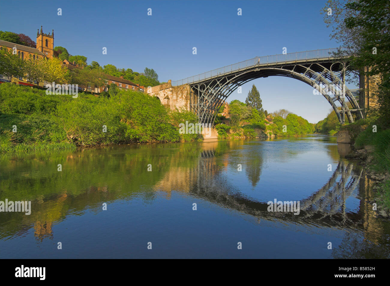 Der weltweit erste Ironbridge von Abraham Darby über den Fluss Severn in Ironbridge Gorge, Shropshire, England gebaut Stockfoto