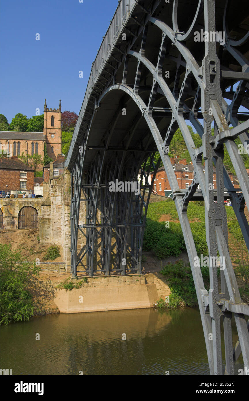Der weltweit erste Ironbridge von Abraham Darby über den Fluss Severn in Ironbridge Gorge, Shropshire, England gebaut Stockfoto
