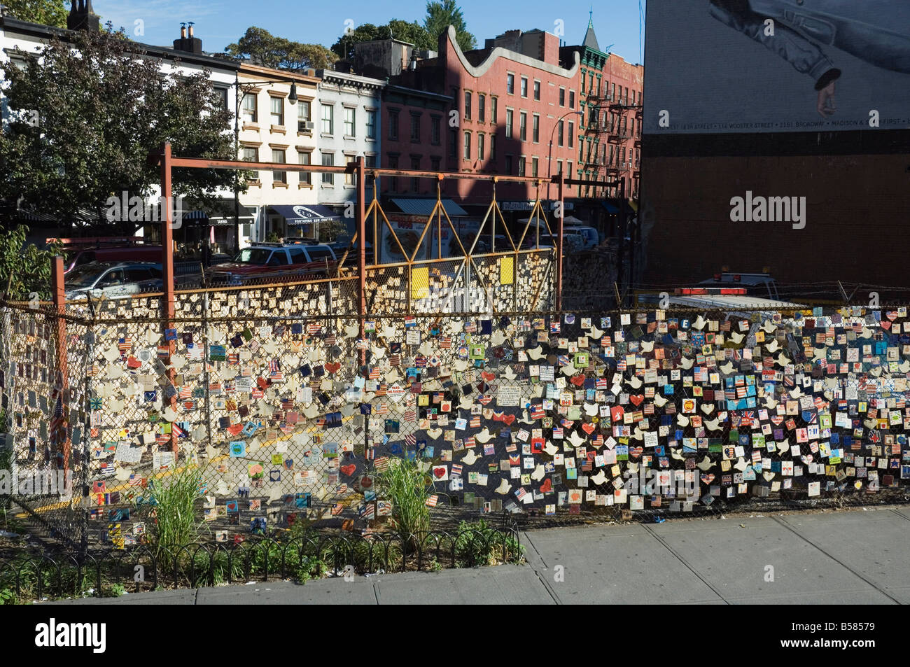 9/11 Nachrichten auf Fliesen auf Zaun in Greenwich Village, Manhattan, New York, New York State, Vereinigten Staaten von Amerika Stockfoto