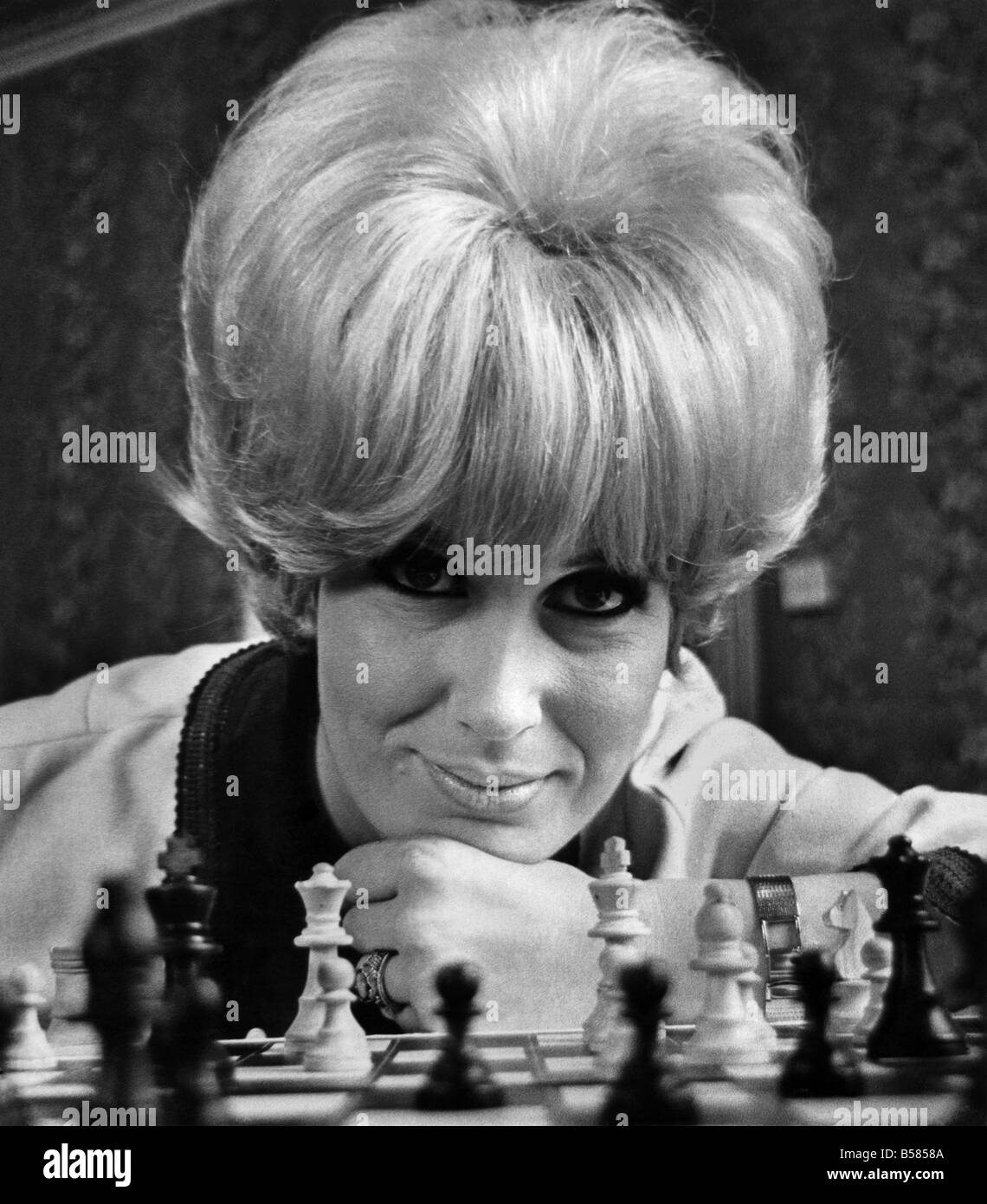 Dusty Springfield wird an die Spitze der Knalle mit ihrer neuesten Platte Sie Don't haben, zu sagen ich liebe dich und streikt "" Becau Stockfoto