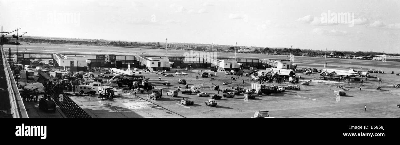 Die Nachwirkungen des Absturzes am Mittwochabend (07.03.68) zeigt Gebäude wo das Flugzeug in die unvollendete Nr. 1 terminal zur Ruhe kam. Die elisabethanische durchtrennt das Heck-Flugzeug von B.E.A Dreizack - die an den Ständen geparkt waren. Juli 1968 P004397 Stockfoto