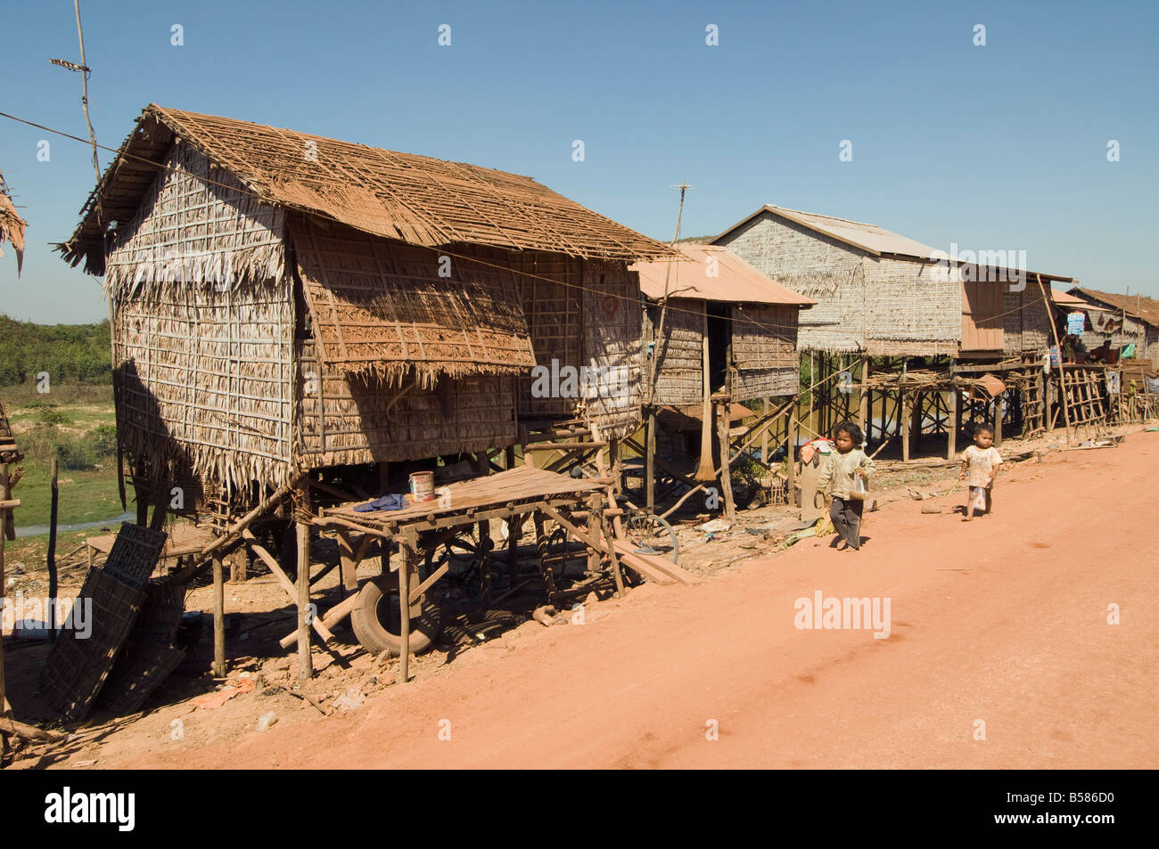 Häuser auf Stelzen auf der Seite der Tonle Sap See, in der Nähe von Siem Reap, Kambodscha, Indochina, Südostasien, Asien Stockfoto