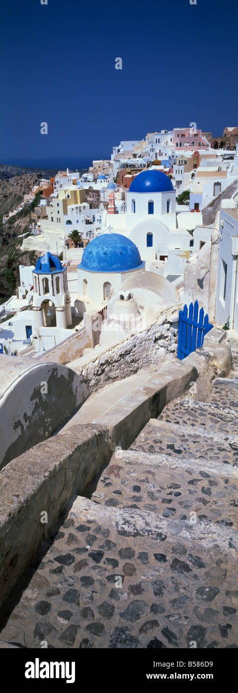 Dorf von Oia mit Kirchen mit blauen Kuppeln und weiß getünchten Gebäuden, Santorini, Cyclades, griechische Inseln, Griechenland, Europa Stockfoto