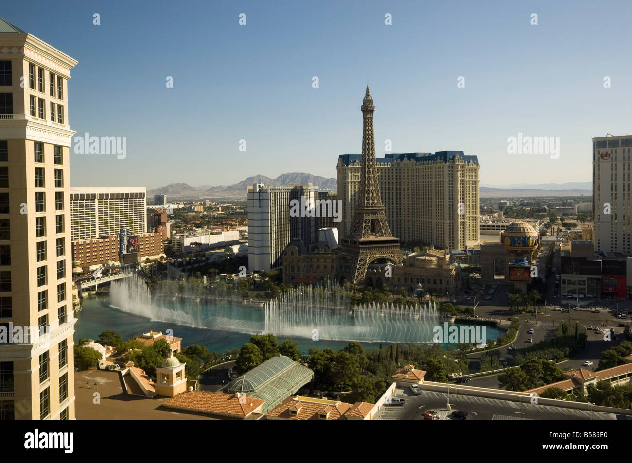 Blick auf Paris Hotel und See von Bellagio Hotel mit seinen berühmten Brunnen auf dem Strip, Las Vegas, Nevada Stockfoto