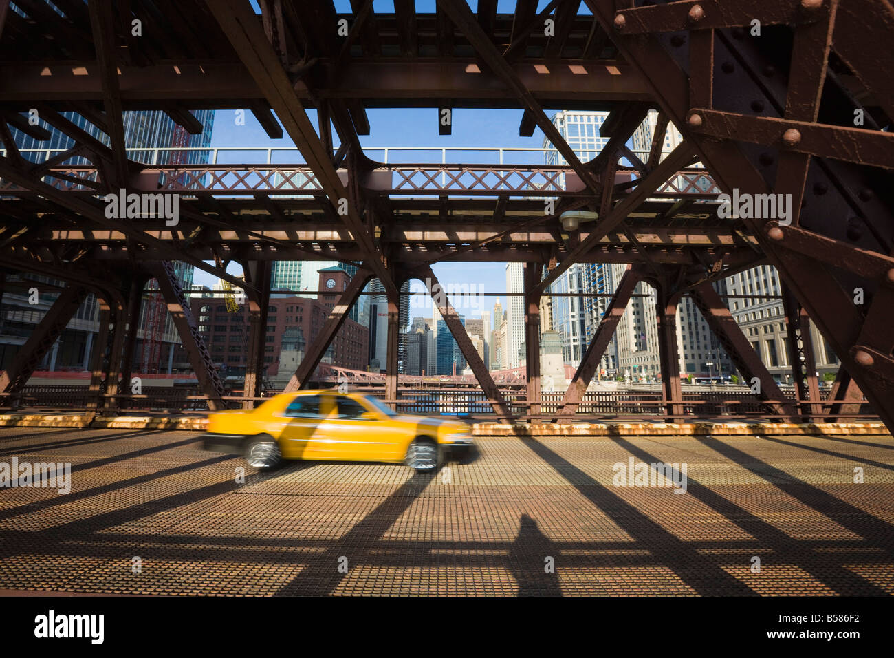 Taxi-Kreuzung Wells Street Bridge, Chicago, Illinois, Vereinigte Staaten von Amerika, Nordamerika Stockfoto