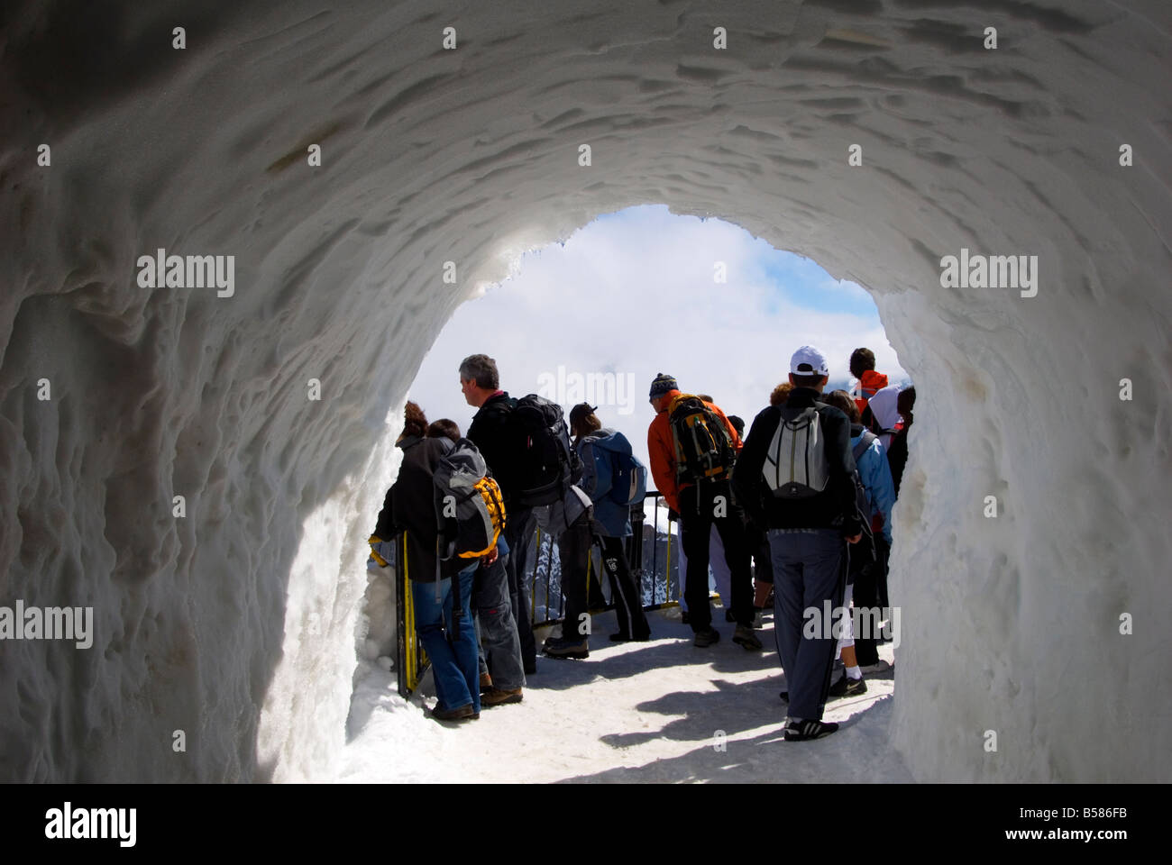 Touristen auf der Aussichtsplattform, Aiguille du Midi Chamonix-Mont-Blanc, Französische Alpen, Frankreich Stockfoto