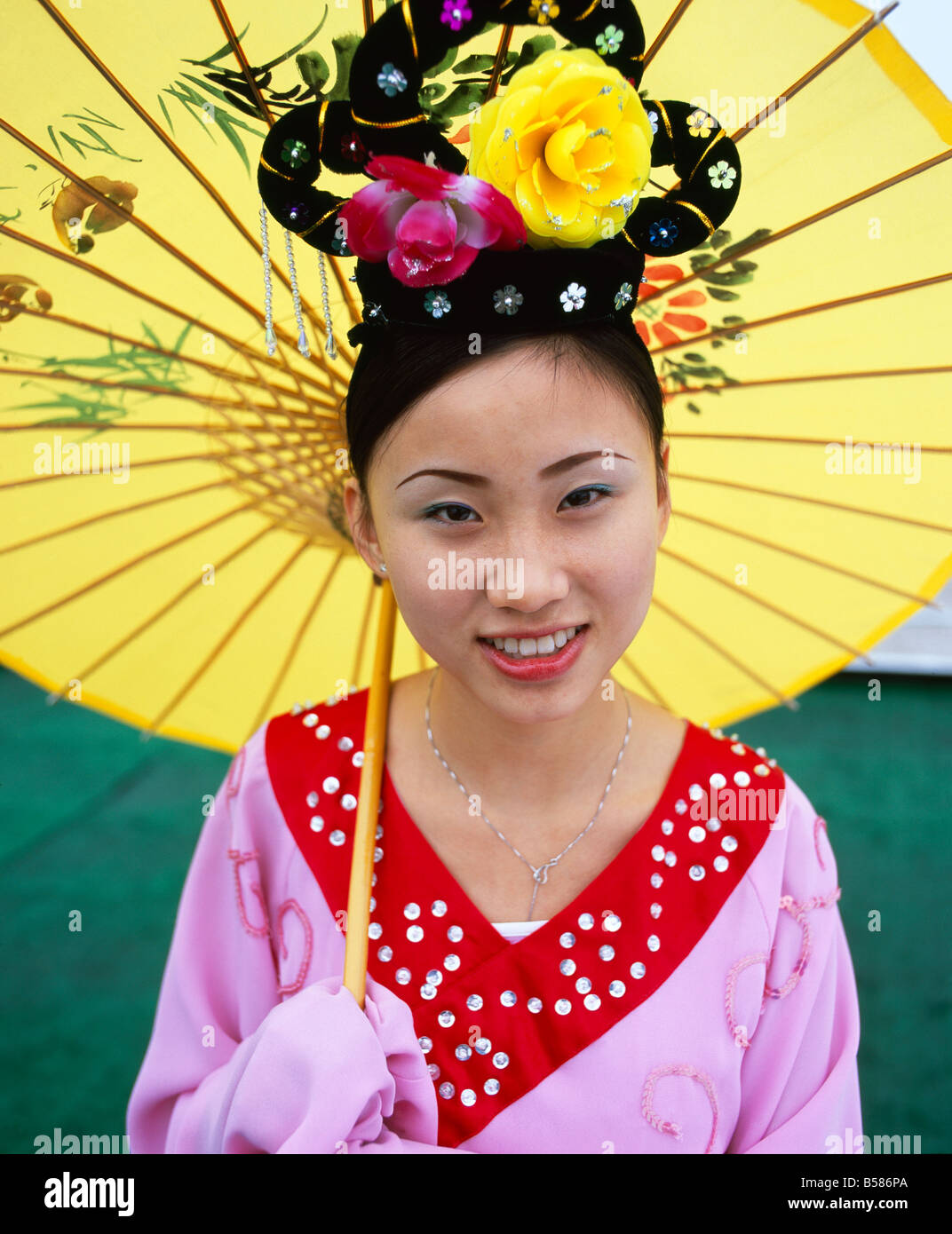 Porträt einer jungen Frau mit Sonnenschirm, lächelnd, Jangtse, Chongqing, Chongqing City, Provinz Sichuan, China, Asien Stockfoto