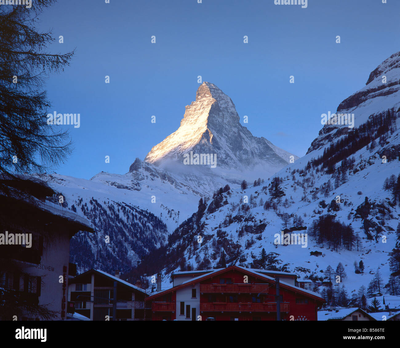 Die Stadt Zermatt und das Matterhorn Berg, Zermatt, Valais (Wallis), Schweizer Alpen, Schweiz, Europa Stockfoto