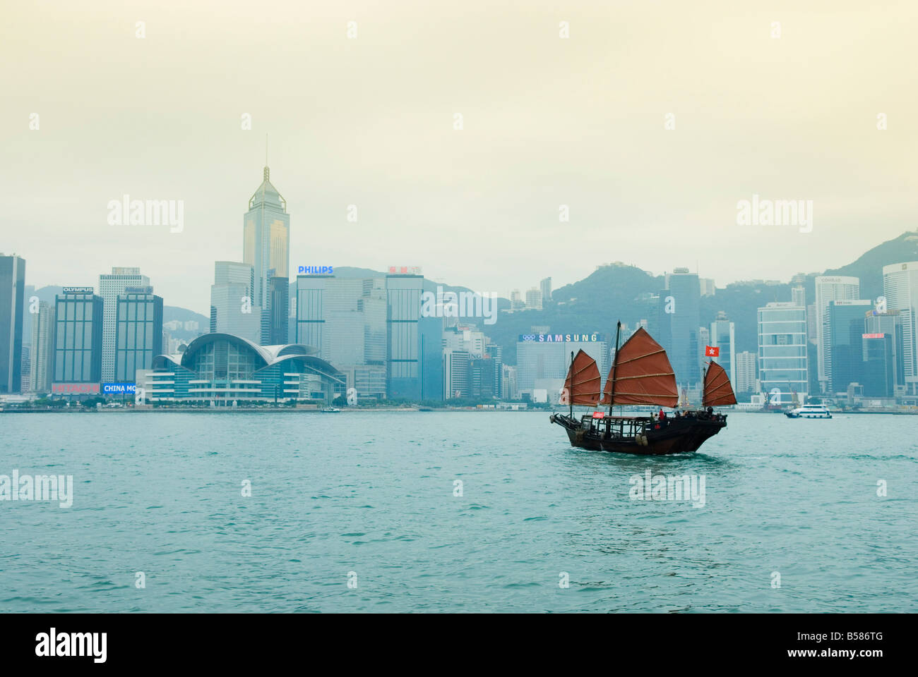 Eines der letzten verbleibenden chinesischen Segeln Dschunken auf Victoria Harbour, Hongkong, China, Asien Stockfoto