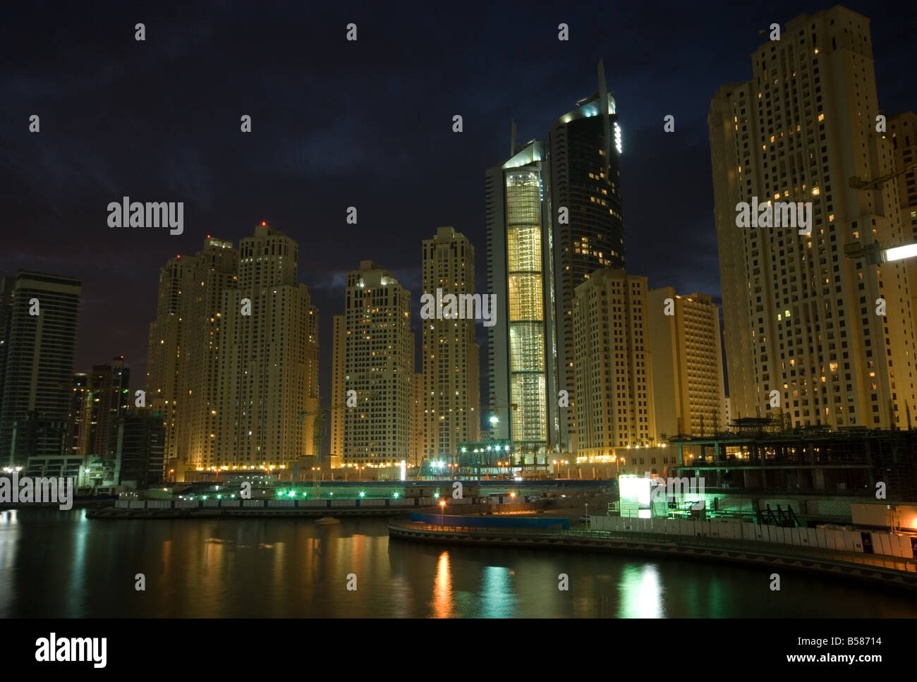 Dubai Marina bei Nacht Stockfoto