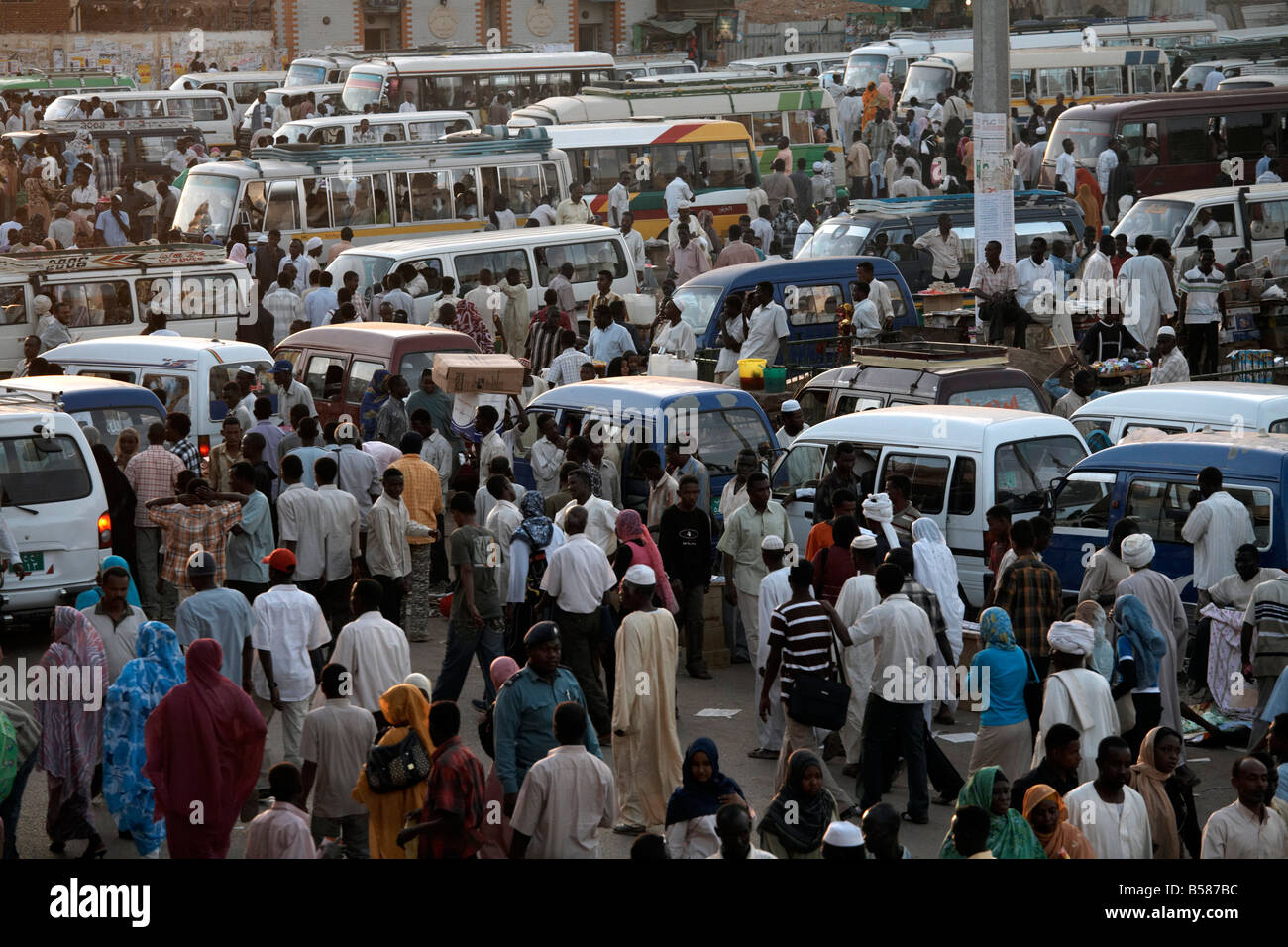 Massen im Souk al-Arabi, das Zentrum von Khartoum, Sudan, Afrika Stockfoto