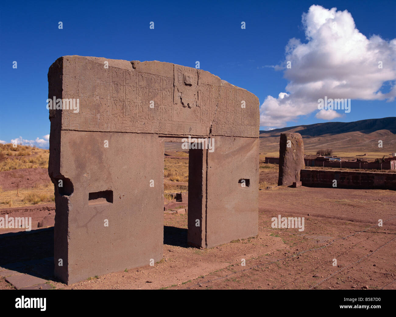 Das Tor der Sonne auf dem Gelände der Tiahuanaco, UNESCO-Weltkulturerbe, Titicaca-See, in Bolivien, Südamerika Stockfoto